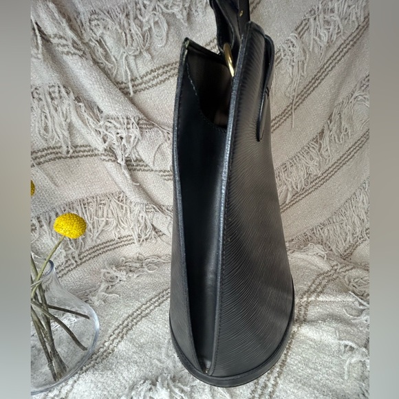 💎 Louis Vuitton Black Epi Cluny Shoulder Bag 💎 - Picture 5 of 12